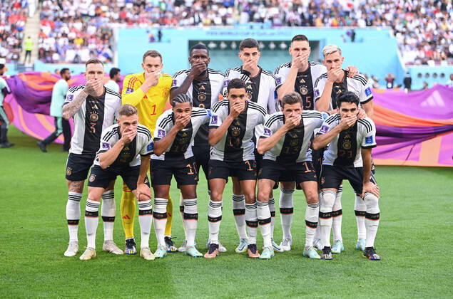 FOOTBALL World Cup 2022 PRE-ROUND GROUP C Germany Japan 23 11 2022 The German national team holds its hand in front of its mouth for the team photo