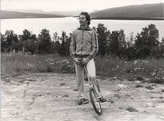 TÄRNABY 1976 08 09 Swedish alpine ski racer Ingemar Stenmark practising his balance on a one-wheeled bike at home in Tärnaby 9th August 1976 TÄRNABY SWEDEN x11x  Copyright: xJanxExCarlssonx INGEMAR STENMARK