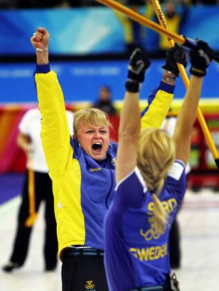 PINEROLO 20060223 Winter Olympics 2006 Turin Curling ladies Skipper Anette Norberg tv and Anna Svärd celebrate that they managed to defeat Switzerland in the Olympic final With the team, besides skipper Norberg, Eva Lund, Cathrine Lindahl, Anne Svärd and the reserve Ulrika Bergman PINEROLO ITALY Olympics x3500x  Copyright: xJONASxLINDKVISTx VINTER-OS 2006 OS-GULD CURLING