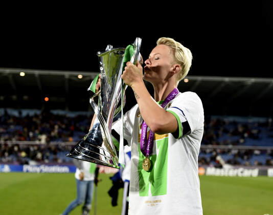 LISBON 20140522 Swedish national team player Nilla Fischer of VfL Wolfsburg kisses the Champions league trophy after Wolfsburgs triumph in the meeting with Tyresö FF in the womens Champions League final LISBON PORTUGAL x8502x  Copyright: xROBBANxANDERSSONx xEXPx xTTx WOLFSBURG FISCHER