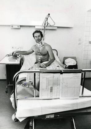 INNSBRUCK 1979 09 17 Defender Ingemar Stenmark with a support collar in hospital in Innsbruck after a crash during downhill training in Val Senales Schnalstal INNSBRUCK AUSTRIA PER x8x  Copyright: xBerntxClaesson Expressen TTx STENMARK SKADAD