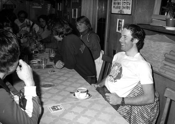 ADELBODEN 1980 01 22 Alpine skiing star Ingemar Stenmark has a coffee with his team mates at the hotel in Adelboden, Switzerland ADELBODEN SCHWEIZ x26x  Copyright: xPerxKagrell EXP TTx INGEMAR STENMARK