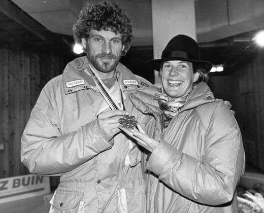 Seefeld 1985 04 08 World Championships in Seefeld A happy Thomas Wassberg with his fiancée Uli Wieseler and the silver medal on 15 km Seefeld Austria x36x  Copyright: xTommyxPedersen Expressen TTx SKID-VM 1985 WASSBERG