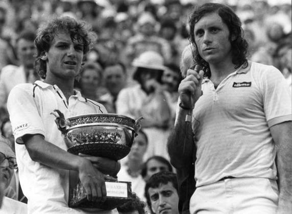 PARIS 820606 A 17 year old Mats Wilander with victory trophy after the final victory against Guillermo Vilas, Argentina t h at the French Open Championships in Paris in June 1982 PARIS FRANCE x36x  Copyright: xTOMMYxPEDERSENx WILANDER FRANSKA ÖPPNA