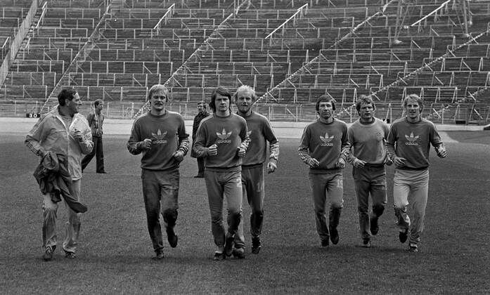 19770426 The Swedish national coach Georg Aby Ericson shows Swedish football professionals in Germany From left to right Ronnie Hellström, Hasse Borg, Thomas Sjöberg, Conny Torstensson, Björn Andersson and Benny Wendt GERMANY x4x  Copyright: xTORBJÖRNxANDERSSONx xEXPx xTTx FOTBOLLSPROFFS TYSKLAND