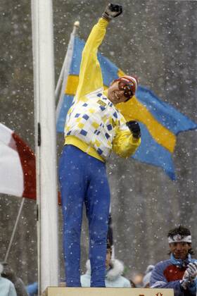 ARCHIVE 1988 02 27 Swedish cross-country skier Gunde Svan stretches his fist in the air on the podium with the Swedish flag in the background, after winning Olympic gold in cross-country skiing on the 50 km course at the Olympic Games in Calgary, Canada, February 27, 1988 Calgary Canada x28x  Copyright: xSörenxKarlsonx xTTx x OS CALGARY 1988 50 KM HERRAR