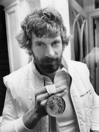LAKE PLACID 1980 02 19 A gold medal to be proud of Thomas Wassberg got to show it off many times yesterday after he took Olympic gold in 15 km at the Lake Placid Olympics LAKE PLACID USA x10x  Copyright: xJanxDelden Expressen TTx OS LAKE PLACID 1980 WASSBERG