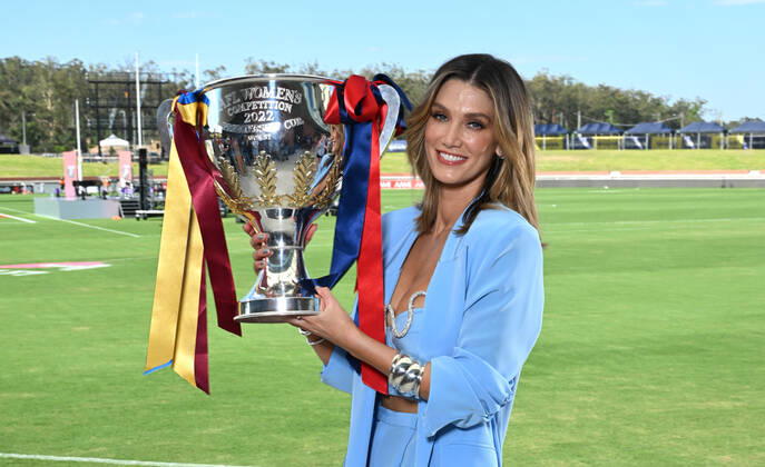 AFLW ENTERTAINMENT MEDIA CALL, Performer Delta Goodrem is seen holding the AFLW Premiership Cup during a 2022 AFLW Grand Final Pre-Match entertainment media preview at Brighton Homes Arena, in Brisbane, Friday, November 25, 2022. The Lions will play Melbourne in the AFLW Grand Final on Sunday in Brisbane. ( NO ARCHIVING, EDITORIAL USE ONLY, NO USE IN BOOKS WITHOUT CONSENT BRISBANE QUEENSLAND AUSTRALIA  Copyright: xDARRENxENGLANDx 20221125001734911624
