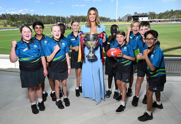 Sport Bilder des Tages AFLW ENTERTAINMENT MEDIA CALL, Performer Delta Goodrem (centre) is seen with students for Spring Mountain State School during a 2022 AFLW Grand Final Pre-Match entertainment media preview at Brighton Homes Arena, in Brisbane, Friday, November 25, 2022. The Lions will play Melbourne in the AFLW Grand Final on Sunday in Brisbane. ( NO ARCHIVING, EDITORIAL USE ONLY, NO USE IN BOOKS WITHOUT CONSENT BRISBANE QUEENSLAND AUSTRALIA  Copyright: xDARRENxENGLANDx 20221125001734912278