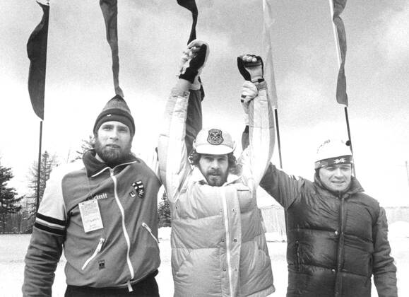 Olympic Games 1980 in Lake Placid Winter Olympics Cross-country skiing men 15 km The winner Thomas Wassberg, cross-country skier Sweden flanked by 2 an Juha Mieto, cross-country skier Finland and t h Ove Aunli, cross-country skier Norway who took bronze, competition action 1980 02 17 c JOHANSSON ROONY Aftonbladet IBL Bildbyra EXPRESSEN OUT AFTONBLADET 5600 Swedish celebrities x2512x  Copyright: xAftonbladet TTx OS LAKE PLACID 1980 WASSBERG