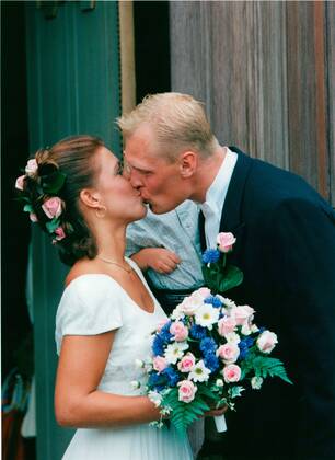 Klas Ingesson, football player Sweden national team marries Veronica Staaf, Vicky , family, wedding, marriage, kiss 1996 06 22 c LINDAHL BJÖRN Aftonbladet IBL Bildbyra EXPRESSEN OUT AFTONBLADET 75436 Sweden football x2512x Copyright: xBjörnxLindahl Aftonbladet TTx