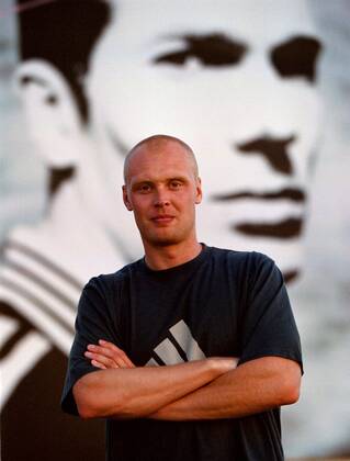 KLAS INGESSON, FOOTBALL PLAYER SWEDEN OLYMPIQUE MARSEILLE, WITH A RECORD OF ZINEDINE ZIDANE, FOOTBALL PLAYER FRANCE IN BACKGROUND 2000 07 26 c JOHANSSON THOMAS Aftonbladet IBL Bildbyra EXPRESSEN OUT AFTONBLADET 3670 football x2512x Copyright: xThomasxJohansson Aftonbladet TTx