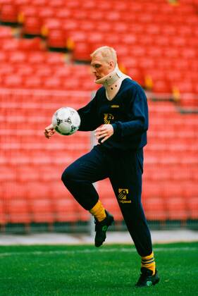 Klas Ingesson, football player Sweden national team training with neck collar, training action Unknown photo date 1994 05 01 c JOHANSSON BIBBI Aftonbladet IBL Bildbyra EXPRESSEN OUT AFTONBLADET 4186 Sweden football x2512x Copyright: xBibbixJohansson Aftonbladet TTx