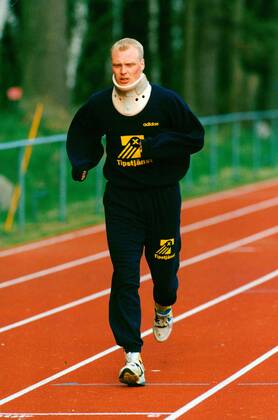 Klas Ingesson, football player Sweden national team training with neck collar, injured, training action 1994 05 15 c TILLY BJÖRN Aftonbladet IBL Bildbyra EXPRESSEN OUT AFTONBLADET 7980 Sweden football x2512x Copyright: xBjörnxTilly Aftonbladet TTx