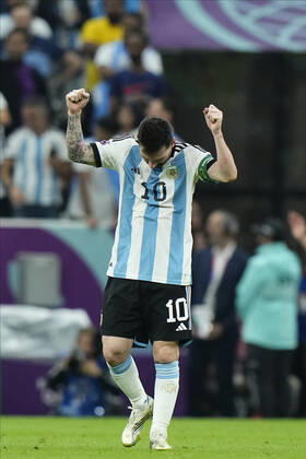 Argentina v Mexico: Group C - FIFA World Cup, WM, Weltmeisterschaft, Fussball Qatar 2022 Lionel Messi right winger of Argentina and Paris Saint-Germain celebrates victory after the FIFA World Cup Qatar 2022 Group C match between Argentina and Mexico at Lusail Stadium on November 26, 2022 in Lusail City, Qatar. Lusail City Qatar  Copyright: xJosexBretonx originalFilename:breton-argentin221126_npo0F.jpg