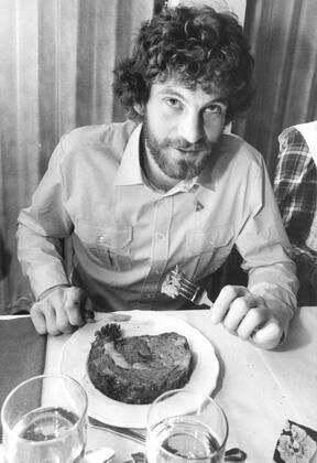 Olympics 1980 in Lake Placid Winter Olympics Cross-country skiing men 15 km Thomas Wassberg, cross-country skier Sweden celebrates the victory at a restaurant with a big steak 1980 02 17 c JOHANSSON BOSSE Aftonbladet IBL Bildbyra EXPRESSEN OUT AFTONBLADET 4226 Swedish celebrities x2512x  Copyright: xAftonbladet TTx OS LAKE PLACID 1980 WASSBERG