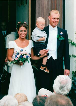 Klas Ingesson, football player Sweden national team marries Veronica Staaf, Vicky Here with son Martin in her arms, family, wedding, wedding ceremony 1996 06 22 c LINDAHL BJÖRN Aftonbladet IBL Bildbyra EXPRESSEN OUT AFTONBLADET 75436 Sweden football x2512x Copyright: xBjörnxLindahl Aftonbladet TTx