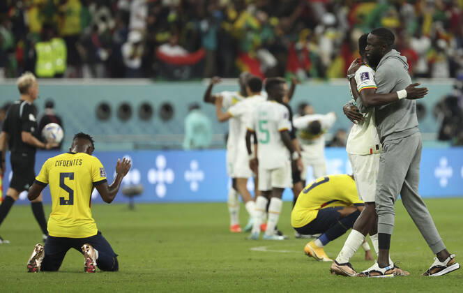 (221129) -- DOHA, Nov. 29, 2022 -- Players react after the Group A match between Ecuador and Senegal at the 2022 FIFA World Cup, WM, Weltmeisterschaft, Fussball at Khalifa International Stadium in Doha, Qatar, Nov. 29, 2022. ) (SP)QATAR-DOHA-2022 WORLD CUP-GROUP A-ECU VS SEN PanxYulong