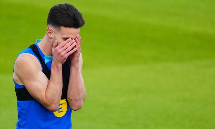 Mandatory Credit: Photo by Javier Garcia Shutterstock (13643375bh) Declan Rice of England enjoys a joke during training England Training, FIFA World Cup, WM, Weltmeisterschaft, Fussball 2022, Football, Al Wakrah Sports Complex, Al Wakrah, Qatar - 01 Dec 2022 Editorial Use Only England Training, FIFA World Cup 2022, Football, Al Wakrah Sports Complex, Al Wakrah, Qatar - 01 Dec 2022 Editorial Use Only Copyright: xJavierxGarcia Shutterstockx 13643375bh