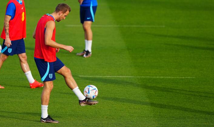 Mandatory Credit: Photo by Javier Garcia Shutterstock (13643375bk) Harry Kane of England England Training, FIFA World Cup, WM, Weltmeisterschaft, Fussball 2022, Football, Al Wakrah Sports Complex, Al Wakrah, Qatar - 01 Dec 2022 Editorial Use Only England Training, FIFA World Cup 2022, Football, Al Wakrah Sports Complex, Al Wakrah, Qatar - 01 Dec 2022 Editorial Use Only Copyright: xJavierxGarcia Shutterstockx 13643375bk
