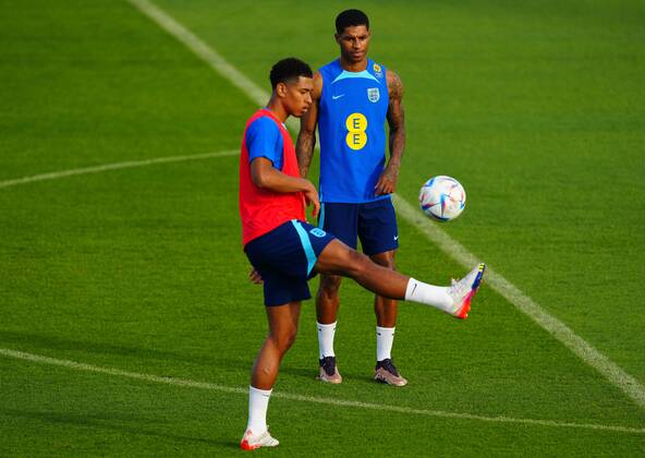 Mandatory Credit: Photo by Javier Garcia Shutterstock (13643375ca) Marcus Rashford of England watches Jude Bellingham during training England Training, FIFA World Cup, WM, Weltmeisterschaft, Fussball 2022, Football, Al Wakrah Sports Complex, Al Wakrah, Qatar - 01 Dec 2022 Editorial Use Only England Training, FIFA World Cup 2022, Football, Al Wakrah Sports Complex, Al Wakrah, Qatar - 01 Dec 2022 Editorial Use Only Copyright: xJavierxGarcia Shutterstockx 13643375ca