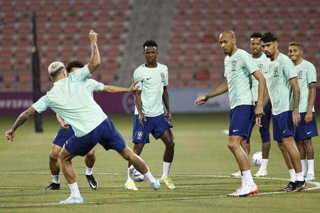 Brazil s striker Vinicius Junior (C) takes part in a team s training session at Al Arabi stadium in Doha, Qatar, in the frame of Qatar 2022 FIFA World Cup, WM, Weltmeisterschaft, Fussball 01 December 2022. Brazil is facing Cameroon on 02 December in their group G s third and last match. Brazil s training session !ACHTUNG: NUR REDAKTIONELLE NUTZUNG!  Copyright: xRODRIGOxJIMENEZx EVE1561 20221201-1061e775d2170762ae933ad44901f1570e34d824
