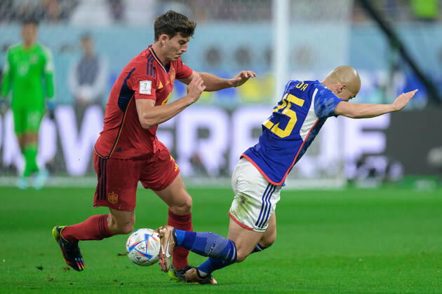 221201 Pau Torres of Spain and Daizen Maeda of Japan during the FIFA World Cup 2022 football match between Japan and Spain on December 1, 2022 in Doha Photo Joel Marklund BILDBYRAN code JM JM0398 bbeng football football soccer fotball world cup football world cup football world cup 2022 fifa world cup 2022 japan spain spain,  Copyright: JOELxMARKLUND BB221201JM108