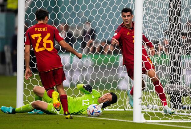 Sport Bilder des Tages Mandatory Credit: Photo by Dave Shopland Shutterstock (13640378y) Alvaro Morata of Spain celebrates scoring the opening goal past Goalkeeper Shuichi Gonda of Japan Japan v Spain, FIFA World Cup, WM, Weltmeisterschaft, Fussball 2022, Group E, Football, Khalifa International Stadium, Ar-Rayyan, Qatar - 01 Dec 2022 Editorial Use Only Japan v Spain, FIFA World Cup 2022, Group E, Football, Khalifa International Stadium, Ar-Rayyan, Qatar - 01 Dec 2022 Editorial Use Only Copyright: xDavexShopland Shutterstockx 13640378y