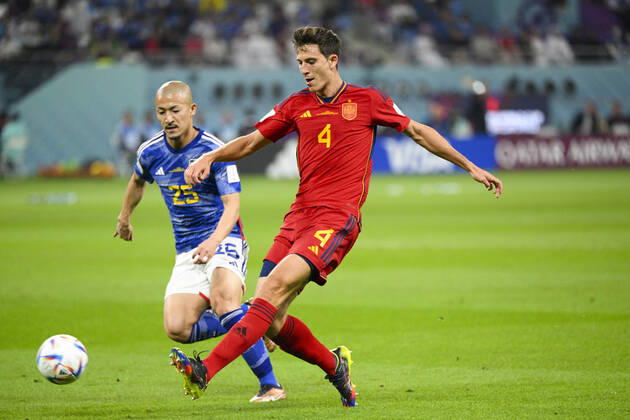 MAEDA Daizen (JPN) vs TORRES Pau (ESP) FOOTBALL : Japon vs Espagne - Groupe E - coupe du Monde Qatar 2022 - 01 12 2022 JBAutissier Panoramic 