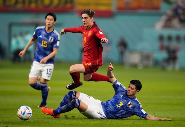 Mandatory Credit: Photo by Dave Shopland Shutterstock (13640378ad) Gavi of Spain tackled by Shogo Taniguchi of Japan Japan v Spain, FIFA World Cup, WM, Weltmeisterschaft, Fussball 2022, Group E, Football, Khalifa International Stadium, Ar-Rayyan, Qatar - 01 Dec 2022 Editorial Use Only Japan v Spain, FIFA World Cup 2022, Group E, Football, Khalifa International Stadium, Ar-Rayyan, Qatar - 01 Dec 2022 Editorial Use Only Copyright: xDavexShopland Shutterstockx 13640378ad