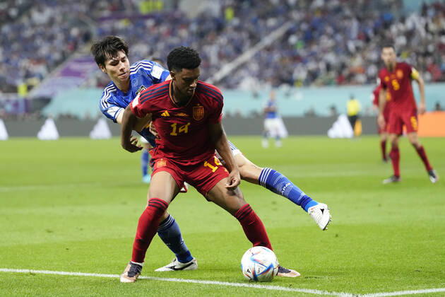 Japan v Spain: Group E - FIFA World Cup, WM, Weltmeisterschaft, Fussball Qatar 2022 Ao Tanaka Central Midfield of Japan and Fortuna Dusseldorf and Alejandro Balde left-back of Spain and FC Barcelona, Barca compete for the ball during the FIFA World Cup Qatar 2022 Group E match between Japan and Spain at Khalifa International Stadium on December 1, 2022 in Doha, Qatar. Doha Qatar  Copyright: xJosexBretonx originalFilename:breton-japanvsp221201_npQlq.jpg