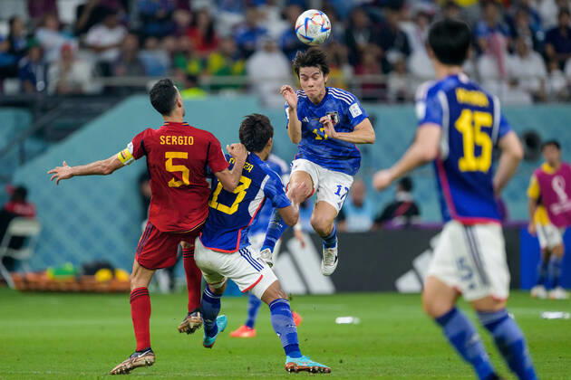 221201 Sergio Busquets of Spain against Hidemasa Morita and Ao Tanaka of Japan during the FIFA World Cup 2022 football match between Japan and Spain on December 1, 2022 in Doha Photo Joel Marklund BILDBYRAN code JM JM0398 bbeng football football soccer fotball vm fotbols vm fotball vm fotbols world cup 2022 fifa world cup 2022 japan spain spain,  Copyright: JOELxMARKLUND BB221201JM126