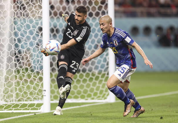 Football - 2022 FIFA World Cup, WM, Weltmeisterschaft, Fussball Qatar - Group E - Round Three - Japan vs Spain - Khalifa International Stadium, Ar Rayyan - Thursday 1st December 2022 Daizen Maeda of Japan vies with Unai Simon of Spain 