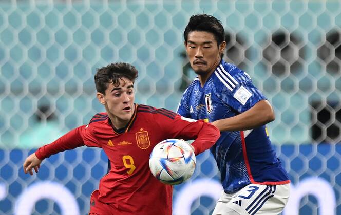 Russia Soccer World Cup Japan - Spain 8329375 01.12.2022 Spain s Gavi and Japan s Hidemasa Morita, right, struggle for a ball during the Qatar 2022 World Cup Group E soccer match between Japan and Spain, in Doha, Qatar. Grigory Sysoev Sputnik Doha Qatar  Copyright: xGrigoryxSysoevx