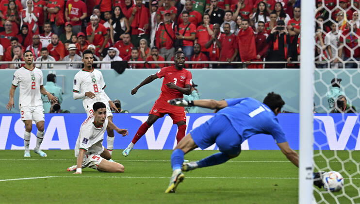 FIFA WM 2022, alle Tore (221201) -- DOHA, Dec. 1, 2022 -- Sam Adekugbe (2nd R) of Canada creates a goal for Canada during the Group F match between Canada and Morocco at the 2022 FIFA World Cup, WM, Weltmeisterschaft, Fussball at Al Thumama Stadium in Doha, Qatar, Dec. 1, 2022. ) (SP)QATAR-DOHA-2022 WORLD CUP-GROUP F-CAN VS MAR XinxYuewei 