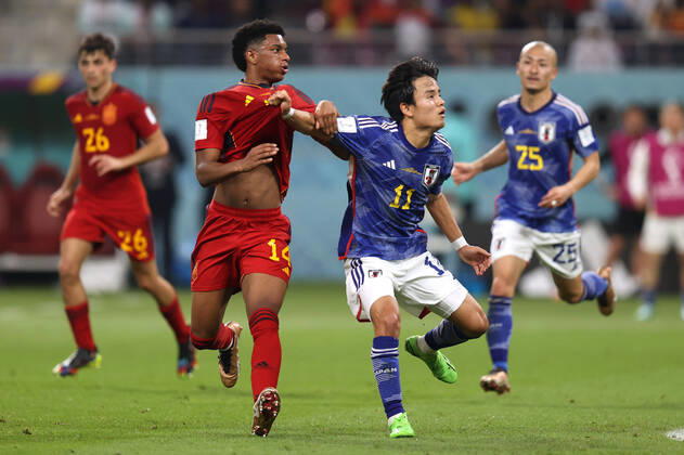 Japan gegen Spanien FIFA Fussball-Weltmeisterschaft 01. Dezember 2022, Doha FIFA Fussball-Weltmeisterschaft Katar Japan gegen Spanien Takefusa Kubo (Japan) hält das Trikot von Alejandro Balde (Spanien) Foto Charlotte Wilson Abseits Doha Katar  Copyright: xCharlottexWilsonx xOffsidexOffside