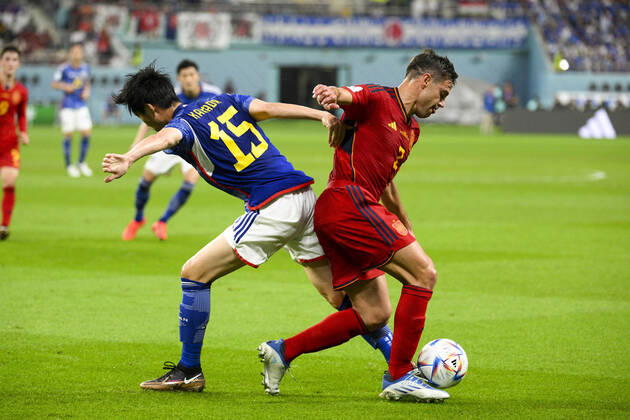 KAMADA Daichi (JPN) vs AZPILICUETA Cesar (ESP) FOOTBALL : Japon vs Espagne - Groupe E - coupe du Monde Qatar 2022 - 01 12 2022 JBAutissier Panoramic 