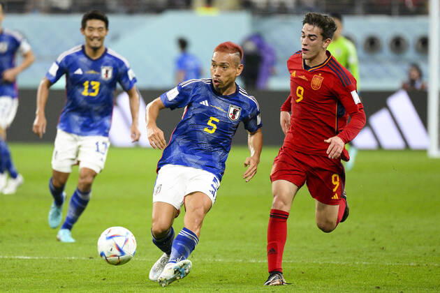 NAGATOMO Yuto (JPN) vs GAVI (ESP) FOOTBALL : Japon vs Espagne - Groupe E - coupe du Monde Qatar 2022 - 01 12 2022 JBAutissier Panoramic 