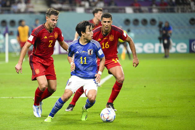 KUBO Takefusa (JPN) vs RODRI (ESP) AZPILICUETA Cesar (ESP) FOOTBALL : Japon vs Espagne - Groupe E - coupe du Monde Qatar 2022 - 01 12 2022 JBAutissier Panoramic 
