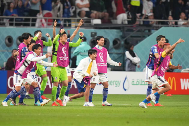 QAT: Japan and Spain. FIFA World Cup, WM, Weltmeisterschaft, Fussball Qatar 2022 Ao Tanaka of Japan celebrates his goal with his teammates during the FIFA World Cup Qatar 2022 match, Group E, between Japan and Spain played at Khalifa International Stadium on Dec 01, 2022 in Doha, Qatar. Copyright: xBaguxBlancox xPRESSINx WC_221201_275