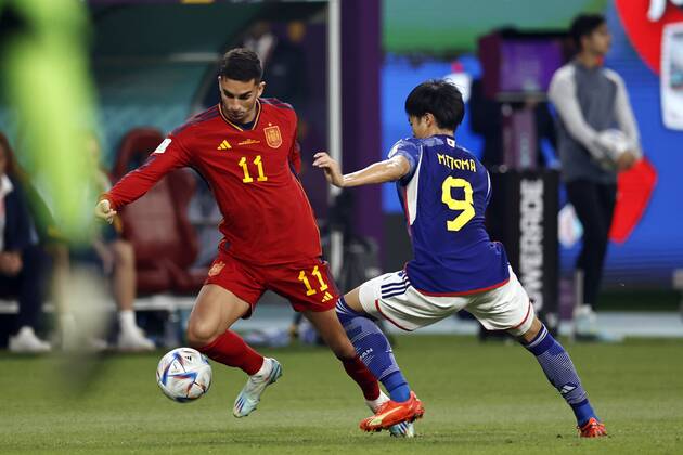 AL RAYYAN l r Ferran Torres of Spain, Kaoru Mitoma of Japan during the FIFA World Cup Qatar 2022 group E match between Japan and Spain at Khalifa International stadium on December 1, 2022 in Ar Rayyan, Qatar AP Dutch Height MAURICE OF STONE FIFA World Cup Qatar 2022 2022 xVIxANPxSportx xMauricexvanxSteenxWKxIVx 458703557 originalFilename: 458703557.jpg