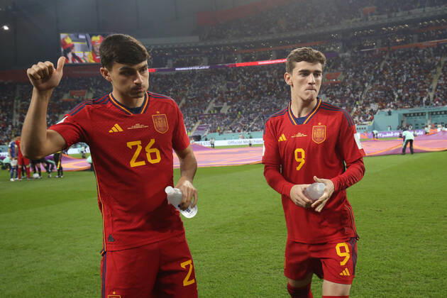 Japan gegen Spanien FIFA Fussball-Weltmeisterschaft 01. Dezember 2022, Doha FIFA Fussball-Weltmeisterschaft Katar Japan gegen Spanien Pedri und Gavi von Spanien Foto Charlotte Wilson Abseits Doha Katar  Copyright: xCharlottexWilsonx xOffsidexOffside
