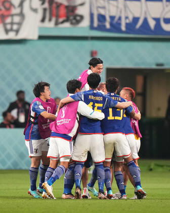 QAT: Japan and Spain. FIFA World Cup, WM, Weltmeisterschaft, Fussball Qatar 2022 Ao Tanaka of Japan celebrates his goal with his teammates during the FIFA World Cup Qatar 2022 match, Group E, between Japan and Spain played at Khalifa International Stadium on Dec 01, 2022 in Doha, Qatar. Copyright: xBaguxBlancox xPRESSINx WC_221201_282