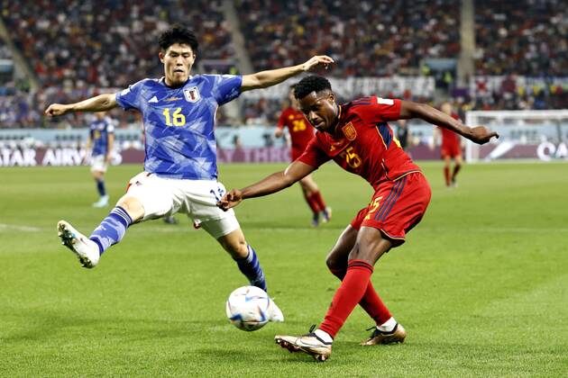 AL RAYYAN l r Takehiro Tomiyasu of Japan, Ansu Fati of Spain during the FIFA World Cup Qatar 2022 group E match between Japan and Spain at Khalifa International stadium on December 1, 2022 in Ar Rayyan, Qatar AP Dutch Height MAURICE OF STONE FIFA World Cup Qatar 2022 2022 xVIxANPxSportx xMauricexvanxSteenxWKxIVx 458704396 originalFilename: 458704396.jpg