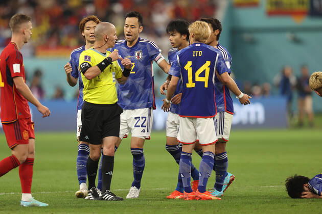 Japan gegen Spanien FIFA Fussball-Weltmeisterschaft 01. Dezember 2022, Doha FIFA Fussball-Weltmeisterschaft Katar Japan gegen Spanien Maya Yoshida (Japan) beschwert sich über ein Foul an Ao Tanaka (Japan) Foto Charlotte Wilson Abseits Doha Katar  Copyright: xCharlottexWilsonx xOffsidexOffside