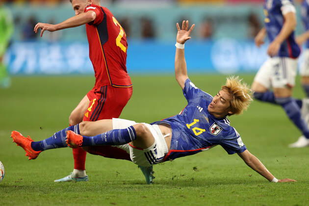 Japan gegen Spanien FIFA Fussball-Weltmeisterschaft 01. Dezember 2022, Doha FIFA Fussball-Weltmeisterschaft Katar Japan gegen Spanien Junya Ito (Japan) streckt sich nach dem Ball, als er Dani Olmo (Spanien) zu Fall bringt Foto Charlotte Wilson Abseits Doha Katar  Copyright: xCharlottexWilsonx xOffsidexOffside