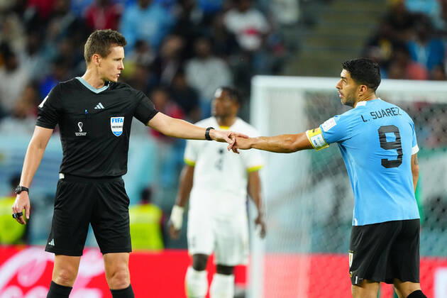 Mandatory Credit: Photo by Javier Garcia Shutterstock (13640424ak) Referee Daniel Siebert and Luis Suarez of Uruguay Ghana v Uruguay, FIFA World Cup, WM, Weltmeisterschaft, Fussball 2022, Group H, Football, Al Janoub Stadium, Al Wakrah, Qatar - 02 Dec 2022 Editorial Use Only Ghana v Uruguay, FIFA World Cup 2022, Group H, Football, Al Janoub Stadium, Al Wakrah, Qatar - 02 Dec 2022 Editorial Use Only Copyright: xJavierxGarcia Shutterstockx 13640424ak