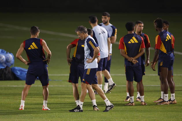 DOHA, 01 12 2022.- Spain s head coach, Luis Enrique (C), supervises his players during a training session at Qatar University, Catar, 2 December 2022. Spain will face Morocco on the upcoming 06 December in a round of 16 match of the Qatar 2022 World Cup. Training session of Spain !ACHTUNG: NUR REDAKTIONELLE NUTZUNG!  Copyright: xJuanJoxMartínx EVE1598 20221202-5d5b68bfdf463a8ab4bd361e63d7fceb67a92370