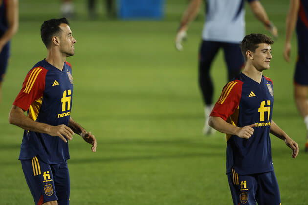 Spain s soccer players Sergio Busquets (L) and Gavi (R) during a training session at Qatar University, Catar, 2 December 2022. Spain will face Morocco on the upcoming 06 December in a round of 16 match of the Qatar 2022 World Cup. Training session of Spain !ACHTUNG: NUR REDAKTIONELLE NUTZUNG!  Copyright: xJuanJoxMartínx EVE1599 20221202-e9252ba9c4e9f7431fcc903306ca42ff10e66209