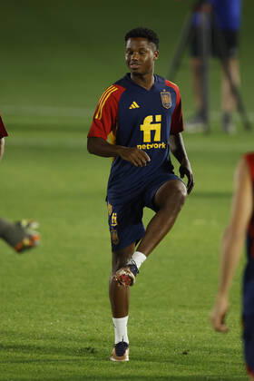 Spain s soccer player, Ansu Fati during a training session at Qatar University, Catar, 2 December 2022. Spain will face Morocco on the upcoming 06 December in a round of 16 match of the Qatar 2022 World Cup. Training session of Spain !ACHTUNG: NUR REDAKTIONELLE NUTZUNG!  Copyright: xJuanJoxMartínx EVE1600 20221202-61aea8e710df907980fdc5fe5c82bf591903ea46